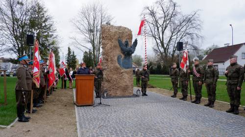 Żołnierze i poczty sztandarowe podczas obchodów 83. rocznicy Zbrodni Katyńskiej. Przemawia Przewodnicząca Rady Miasta Małgorzata Czarnecka-Szafrańska